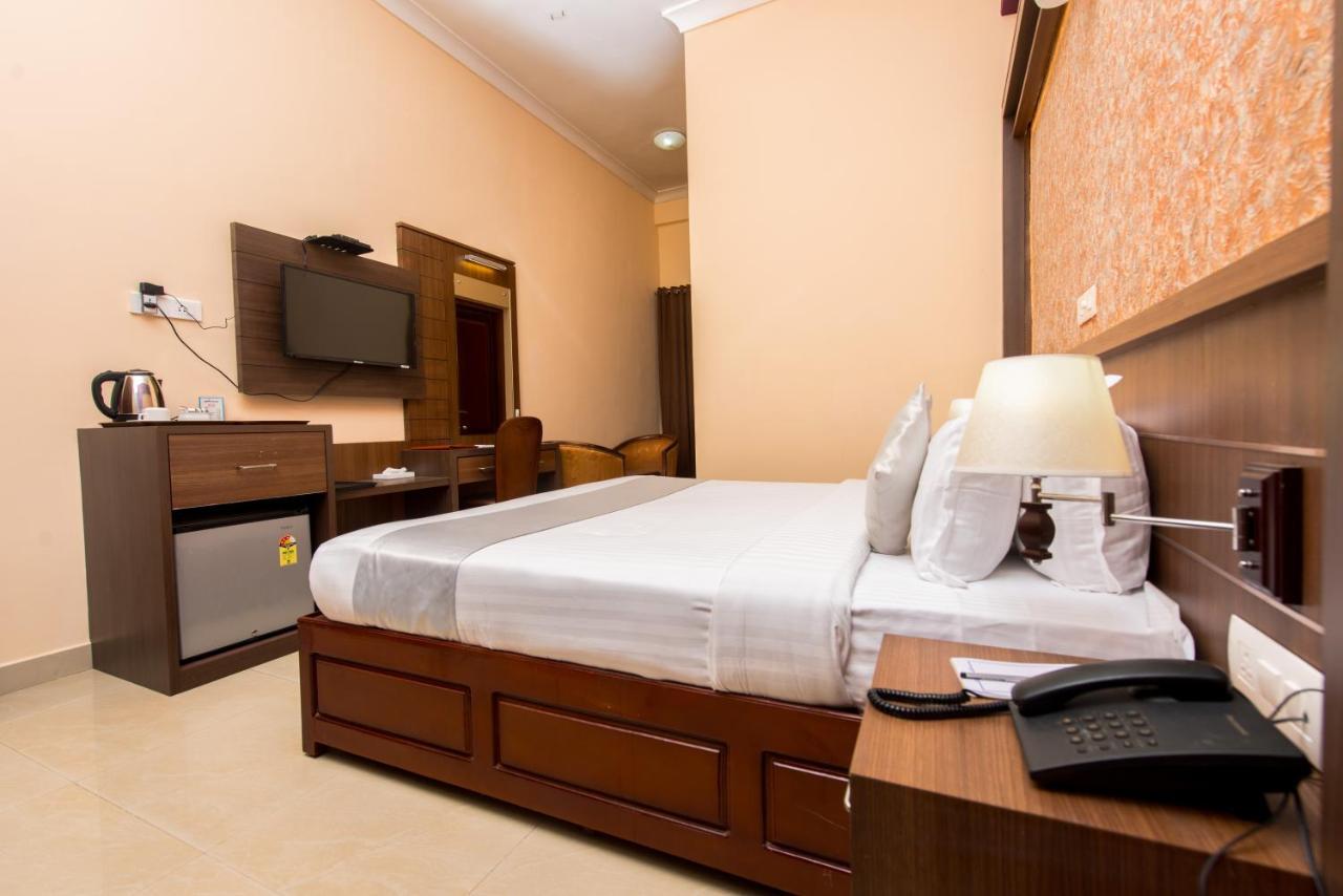 Kallada Golden Hotel Thrissur ภายนอก รูปภาพ